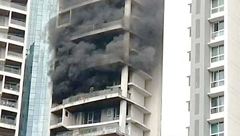 मुंबईतील वन अविघ्न इमारतीला आग; दीड तासांनी आगीवर नियंत्रण मिळविण्यात यश