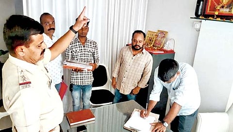 कोल्हापूर : ‘ऑक्ट नाईन’च्या कार्यालयाच्या झडतीत वस्तू, कागदपत्रे जप्त