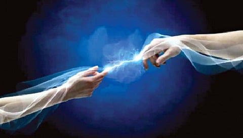 हस्तांदोलन, खुर्चीमुळेही का लागतो करंट?