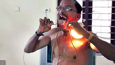 शरीरातून वीज खेळवणारा अफलातून माणूस!