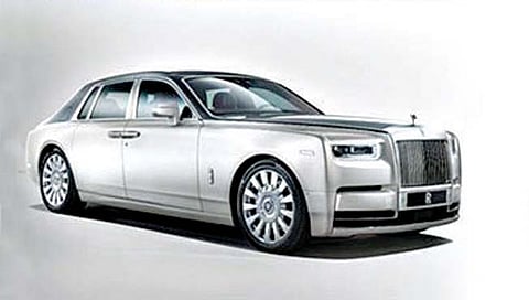 Luxury Cars : अवघ्या एका मिनिटात 5 लक्झरी कार गायब