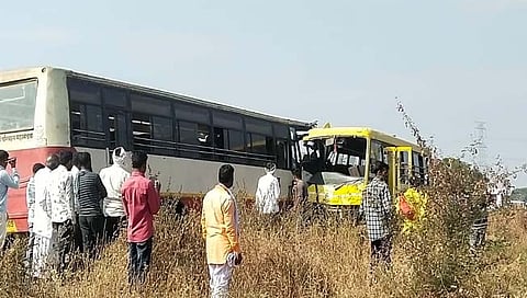 परभणी : स्कूल बस-एसटी बसच्या अपघातात शालेय विद्यार्थ्यांसह प्रवासी जखमी