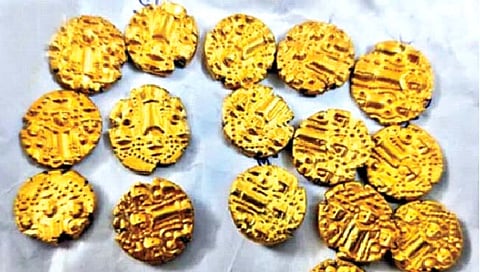 आंध्र प्रदेशात सापडली 61 ग्रॅम वजनाची सोन्याची 18 नाणी