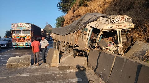 अमृतांजन पुलाजवळ अपघात; ब्रेक फेल झाल्याने ड्रायव्हर विना 1 किमी धावला ट्रक 