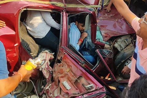 पुणे : कदमवाकवस्ती येथे ट्रक, चारचाकी गाडीचा भीषण अपघात; चौघे जखमी