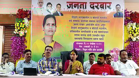 दिंडोरी : मोहाडी गटातील कामांबाबत आयोजित आढावा बैठकीत नागरिकांशी संवाद साधताना केंद्रीय आरोग्य राज्यमंत्री डॉ. भारती पवार, प्रांताधिकारी गणेश मिसाळ, तहसीलदार पंकज पवार, भाऊलाल तांबडे, प्रवीण जाधव आदी. 	(छाया : समाधान पाटील) 