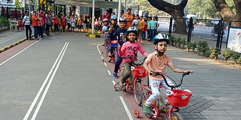 पुणे : चिल्ड्रन ट्रॅफिक पार्कद्वारे वाहतूक नियमनाचे धडे
