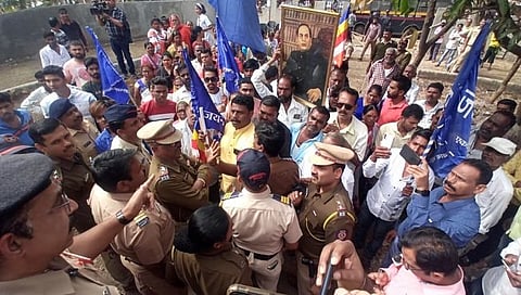 नाशिक : डॉ. बाबासाहेब आंबेडकर यांचा अनधिकृत पुतळा काढल्याने तणाव