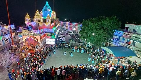 Nashik : मनमाडला रंगला पारंपरिक गुरू-दा-गद्दी सोहळा, देशभरातून भाविकांची हजेरी