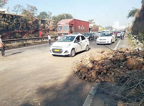 मुंबई महामार्गावर दरड कोसळली; नर्‍हे परिसरातील घटना