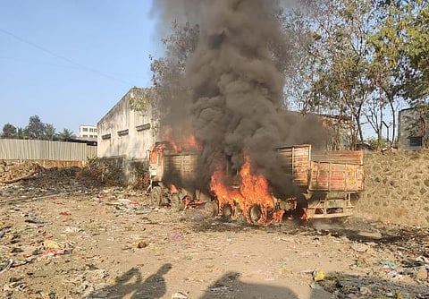 वाघोली येथे ट्रकला भीषण आग; अग्निशमन दलाकडून आगीवर नियंञण