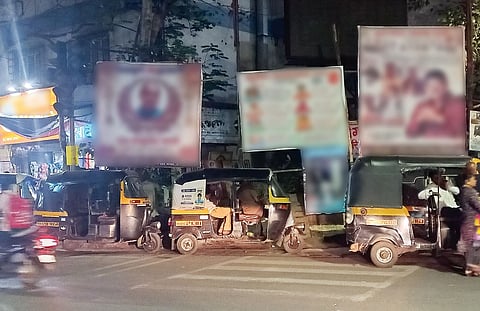 पुणे बाजार समिती आवारात फ्लेक्सचे पेव