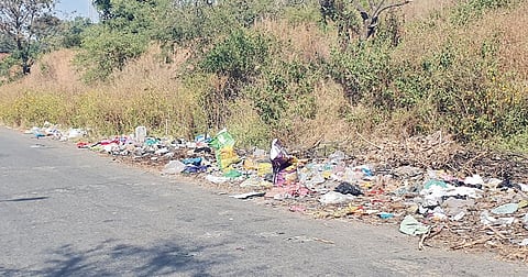 पिरंगुट : मुकाईवाडीकडे जाणार्‍या रस्त्यावर कचर्‍याचे ढीग