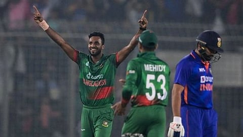 IND VS BAN 2nd ODI : जखमी रोहित शर्माची झुंज अपयशी; बांगलादेशचा भारतावर ५ धावांनी विजय