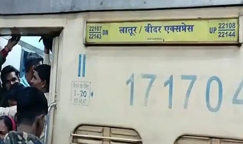 मुंबई-बिदर एक्स्प्रेस प्रवाशांनी तासभर रोखली
