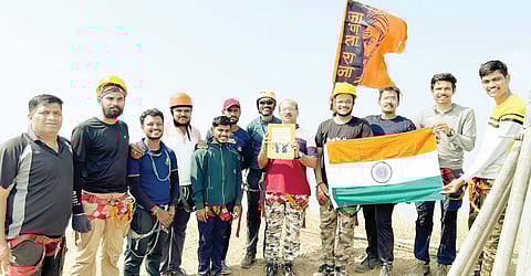 पुणे : लिंगाणा शिखर सर करून संविधान दिवस साजरा शिलेदार