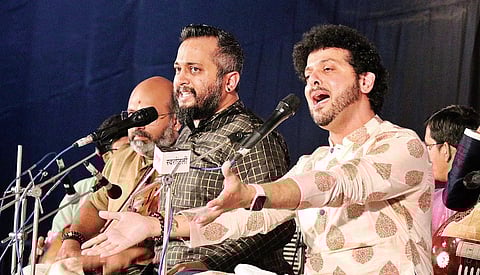 महेश काळे आणि संदीप नारायण यांची हिंदुस्थानी-कर्नाटकी गायनाची जुगलबंदी शेवटच्या दिवशीचे आकर्षण ठरले. 	(सर्व छायाचित्रे : अनंत टोले)