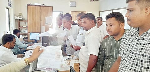 अवसरी खुर्द येथील वीज ग्राहक कार्यालयात धडकले