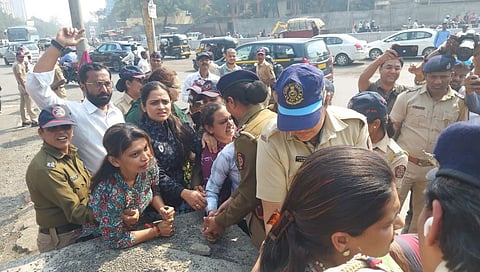 राष्ट्रवादी महिला काँग्रेस राज्यपाल यांच्या विरोधात आक्रमक; विद्यापीठ चौकात निदर्शने