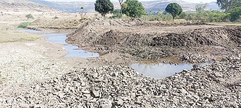 झेंडेवाडी येथे धनदांडग्यांनी ग्रामपंचायतीचा बंधारा फोडला