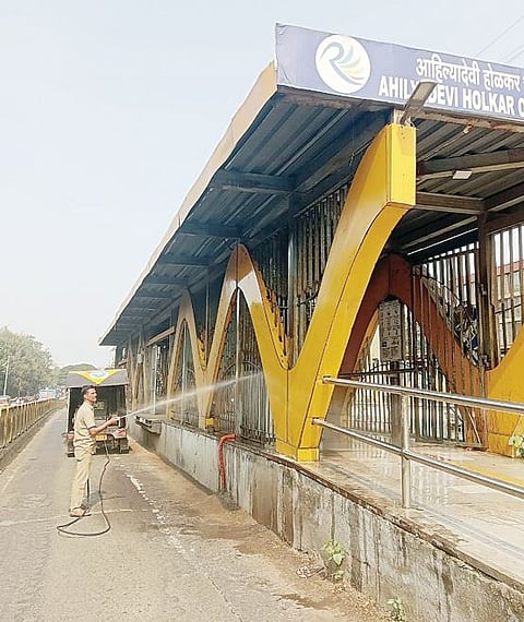 पीएमपी व मनपा प्रशासनाकडून जी 20 च्या पार्श्वभूमीवर शहरातील बीआरटी थांब्यांची धुलाई, रंगरंगोटी आणि दुरुस्तीचे काम हाती घेण्यात आले आहे.