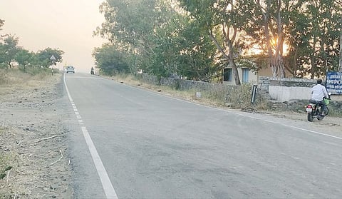 पाटस- कुसेगाव रस्ता बनला धोकादायक