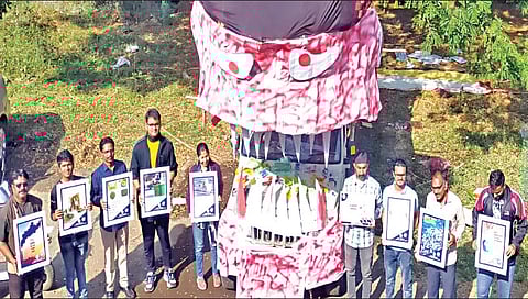 नाशिक : मानव उत्थान मंचाने प्लास्टिकविरोधात जनजागृतीसाठी तयार केलेला ‘प्लास्टिक मॉन्स्टर’.