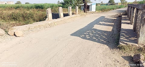 याच तेलओढा येथील जीवघेण्या पुलावरून पडून बबन चांदणे या मजुराचा मृत्यू झाला.