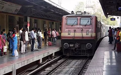 धक्कादायक ! सराईताने पत्नी, मुलीला धावत्या रेल्वेतून ढकलले; २ वर्षांच्या मुलीचा मृत्यू