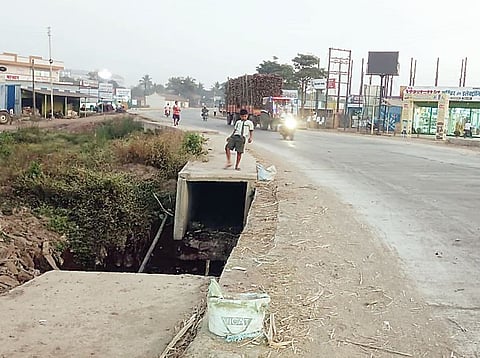 पारगाव : बंदिस्त गटारे, पुलांच्या कठड्यांची कामे अपूर्ण