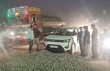 गाडीतून पडलेल्या खडीमुळे वाहनांचे नुकसान; भवानीनगर येथील प्रकार