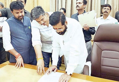 कर्जत : कुकडी पाणी नियोजनावर मंत्र्यांशी चर्चा : आ. रोहित पवार यांनी घेतली मुख्यमंत्री उपमुख्यमंत्र्यांची भेट