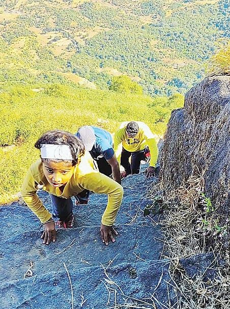 कौतुकास्पद! चिमुकल्या रुद्राणीकडून 21 गडकिल्ल्यांवर चढाई