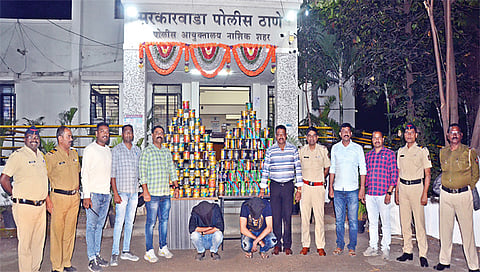 नाशिक : बंदी असतानाही शहरात बेकायदेशीरपणे नायलॉन मांजा विक्रीप्रकरणी ताब्यात घेतलेले संशयित व जप्त केलेले नायलॉन मांजाचे गट्टू. समवेत सरकारवाडा पोलिस ठाण्याचे अधिकारी व कर्मचारी.(छाया : हेमंत घोरपडे)