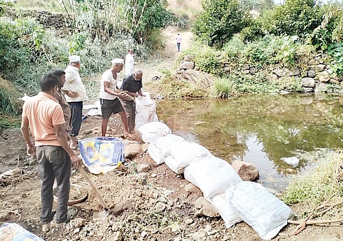परिंचे : पांगारेत शेतकर्‍यांनी बांधले चार वनराई बंधारे