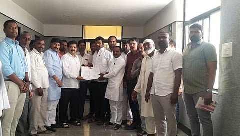 पुणे : तर उसाच्या वाहनांसह साखर संकुलसमोर बेमुदत धरणे आंदोलन