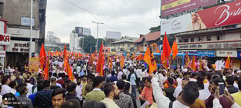 पुण्यात मूक मोर्चास उत्स्फूर्त प्रतिसाद, महापुरूषांच्या सन्मानासाठी पुणेकर रस्त्यावर