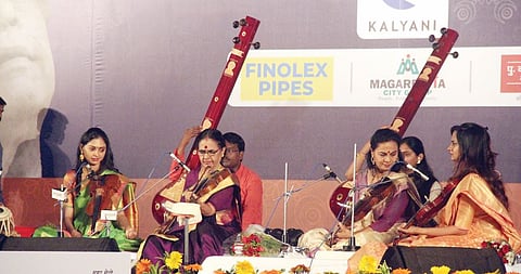 डॉ. एन. राजम, संगीता शंकर, रागिणी आणि नंदिनी शंकर यांच्या व्हायोलिन वादनाने स्वरानंद दिला.