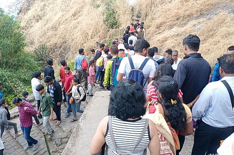सिंहगड, राजगड हाऊसफुल्ल; वाहतूक सुरळीत; खाऊ गल्लीमध्ये पर्यटकांची झुंबड