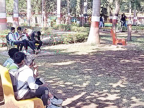 पिंपरी : दांडीबहाद्दर विद्यार्थ्यांचा उद्यानात टाईमपास