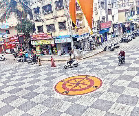 नवी सांगवी : चौकातील गडद दिशादर्शक होकायंत्र झाले पुसट