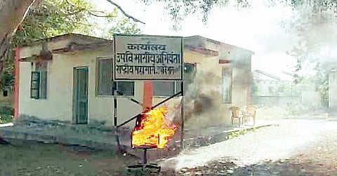 पाथर्डीत आंदोलनाला हिंसक वळण, राष्ट्रीय महामार्ग उपअभियंत्यांची खुर्ची जाळली