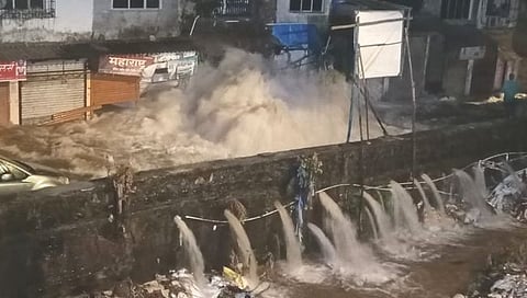 Mumbai : ब्रिटिशकालीन जलवाहिनी फुटल्याने घाटकोपरमध्ये पूर, रात्री झोपेत असताना लोकांचे संसार पाण्यात (पाहा व्हिडिओ))