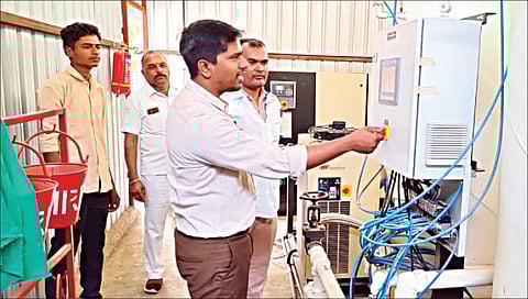 नाशिक : ऑक्सिजन प्लांटची पाहणी करताना वैद्यकीय विभाग अधिकारी.