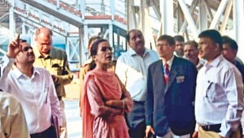 मिरज : मिरज रेल्वे स्थानकाची पाहणी करताना  पुणे रेल प्रबंधक  इंदुराणी दुबे. 