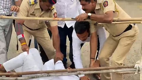 मुख्यमंत्री-उपमुख्यमंत्र्यांना काळे झेंडे दाखविण्याचा प्रयत्न; भीमसैनिक पोलिसांच्या ताब्यात