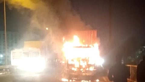 सिन्नर-नाशिक महामार्गावर कंटेनरला आग; जीवितहानी टळली