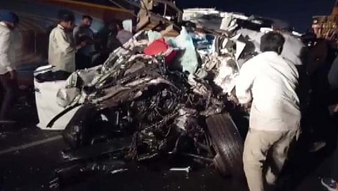 Gujarat Navsari Accident | गुजरातमधील नवसारी येथे भीषण अपघात, ९ ठार, ३२ जखमी