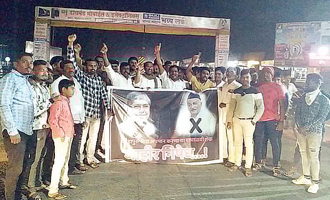 राशीनला संघटनांचा रस्ता रोको चंद्रकांत पाटील यांच्यावर गुन्हा दाखल करण्याची मागणी