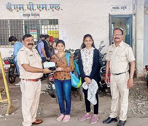 पीएमपीएमएल कर्मचार्‍यांचा प्रामाणिकपणा , प्रवाशाची विसरलेली बॅग केली परत